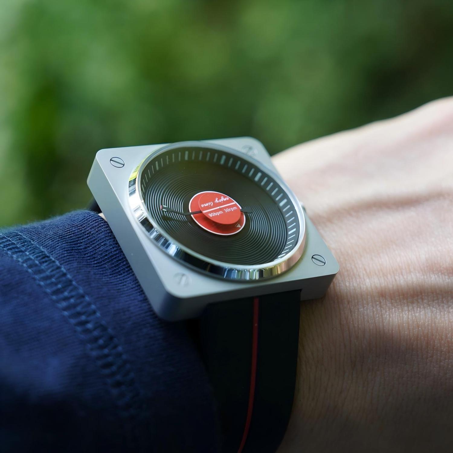 SKU Vinyl Record Quartz Watch  - đánh giá và giá Vintage Watch Collecting
